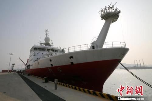 “科学”号海洋科学综合考察船3月10日从青岛母港出发。　胡耀杰　摄